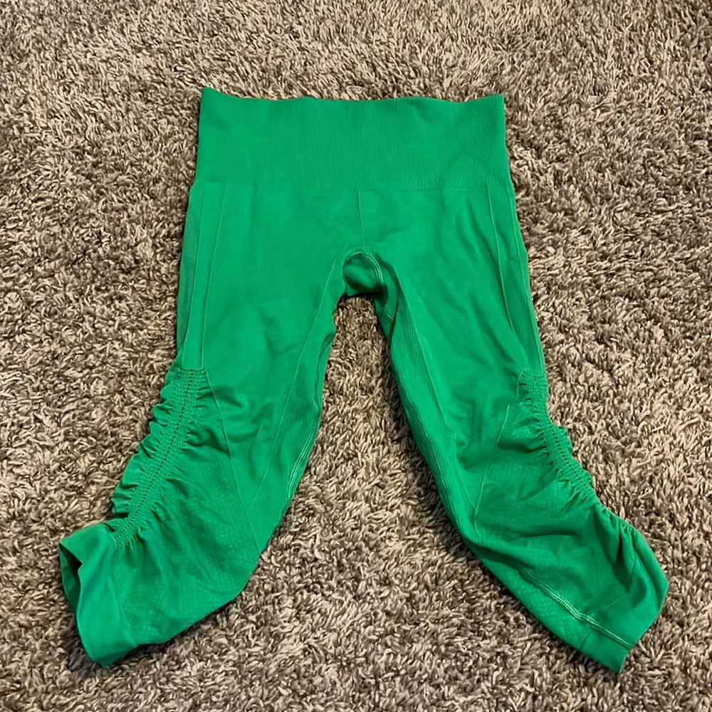 Kelly Green Lululemon capris.  Size 0.